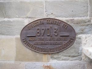 Placa indicadora de la altitud de Astorga sobre uno de los muros de la catedral