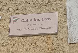 Placa en Calzada de la Valdería, rotulada en castellano y asturleonés