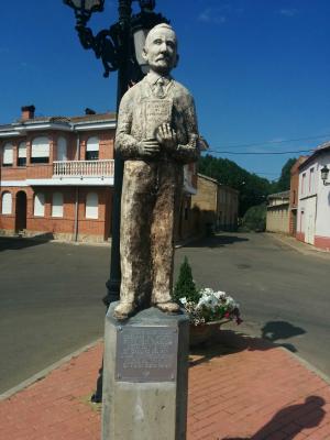 Monumento a José Mayo Fernández en la plaza del Ayuntamiento de Cebrones del Río