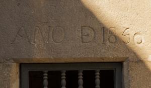 Inscripción del siglo XIX sobre la puerta del campanario de la iglesia de Albares de la Ribera