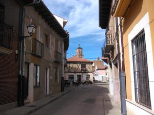 La calle Mayor de Villamañán conduce a la casa consistorial