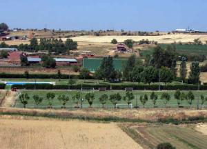 Vista del campo de fútbol, de la piscina y del frontón desde El Cuesto