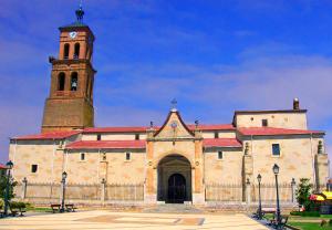 La iglesia y la plaza mayor de Villamañán