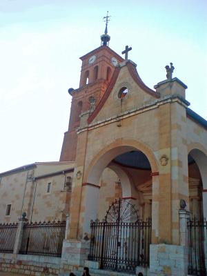 La iglesia corona la plaza mayor