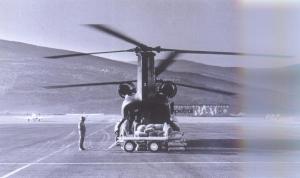 Helicóptero llevando harina, aeropuerto de Seo de Urgel.