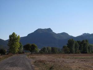 Riscos de Cellorigo desde el lado sur de los montes Obarenes, como se ven desde Orón y la cuenca de Miranda de Ebro.