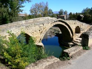 Puente romano sobre el río Tirón