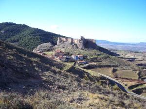 Vista de una parte de Clavijo junto con el Castillo.