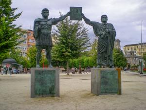 Esculturas de los fundadores de Lugo en la Plaza de España