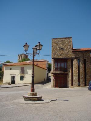 Ayuntamiento y plaza en Braojos