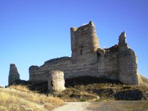 Ruinas del castillo de Santiago o Torre de los Piquillos, que dependía de la Orden de Santiago.