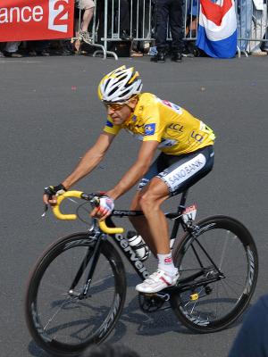 Carlos Sastre con el maillot amarillo del Tour de Francia 2008 