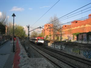 La vía de tren de Leganés atraviesa la ciudad y no ha podido soterrarse todo el tramo