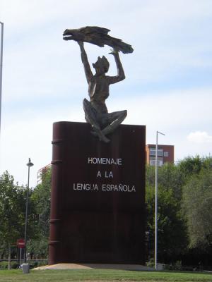 Escultura que homenajea la lengua española y El Quijote 