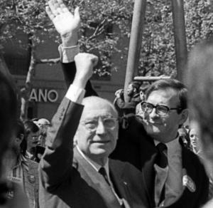 Enrique Tierno Galván y Ramón Tamames en una manifestación (1979)