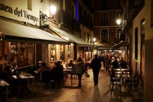 Bares y restaurantes en la calle de Barcelona, próxima a la Puerta del Sol