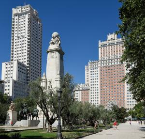 Plaza de España: a la izquierda, la Torre de Madrid; en el centro, el monumento a Miguel de Cervantes; y a la derecha, el Edificio España 