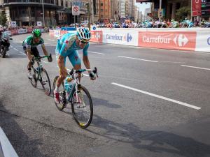 Etapa de 2013 de la Vuelta a España, que tiene convencionalmente a Madrid como término, con los ciclistas recorriendo la Gran Vía 