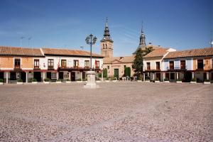 Plaza de Segovia con el antiguo ayuntamiento y la iglesia de Nuestra Señora de la Asunción