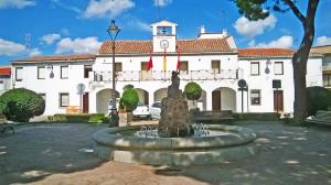 La plaza de la Constitución es la plaza más antigua e histórica del municipio parleño