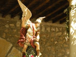 Estatua de San Miguel Arcángel en las fiestas patronales