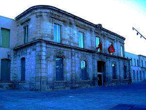 Cuerpo Central de la Fachada Principal de la Real Fábrica, actual sede del ayuntamiento.