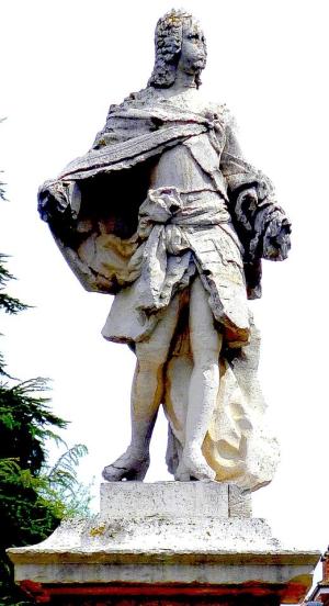 Estatua del Rey Fernando VI en la plaza circular del Real Sitio que lleva su nombre.