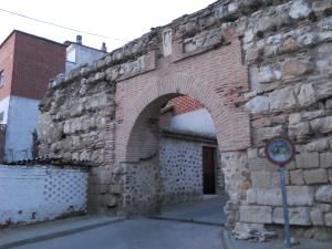 Puerta sur de la muralla, la Tostonera, del siglo IX