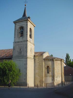 Vista parcial de la iglesia parroquial de San Juan Bautista, con el ábside románico a la derecha