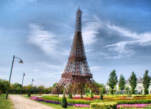 Réplica de la Torre Eiffel (París) en el parque de Europa
