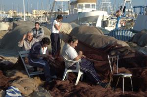 Pescadores en el puerto de Caleta de Vélez 