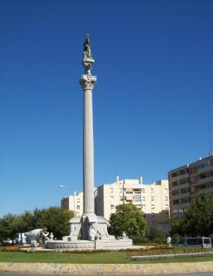 Monumento al Turista, situado en la rotonda de la N-340 que da acceso a la localidad malagueña