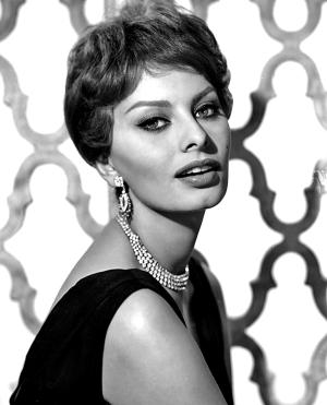 Sofia Loren, durante su estancia en la Costa, se hospedó en el Pez Espada, que celebraba el desfile de Nina Ricci. La estrella se ausentó de la cita; tenía una excusa: trabajaba en el puerto al amanecer, como los estibadores