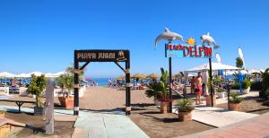 Panorámica de la Playa de la Carihuela, con los servicios de los chiringuitos Delfín y Playa Juani