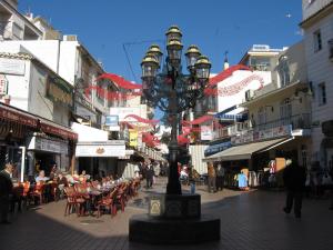 La Calle San Miguel, es la vía peatonal comercial más transitada de Torremolinos