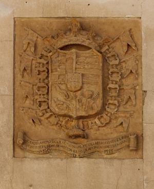El escudo del Marquesado de Villafranca y los Vélez, grabado en piedra