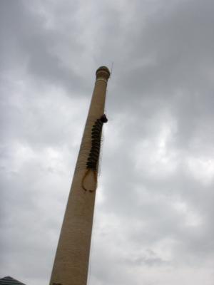 Imagen de una antigua chimenea de la industria conservera de Ceutí