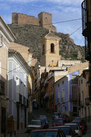 Calle del Caño en el casco antiguo de Mula, con el castillo de los Vélez al fondo