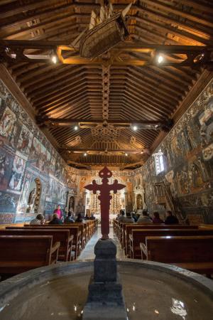 Imagen del interior del Santuario de La Santa, con su artesonado mudéjar y los frescos de las paredes