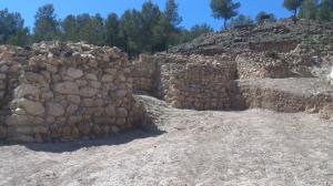 Murallas de La Bastida de Totana, ciudad fortificada fechada en 2200 a. C., con influencias orientales y una arquitectura que podría derivar de la de Troya II 
