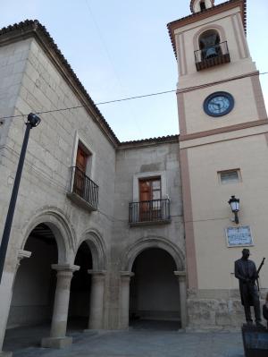 Detalle del pósito y la torre del reloj de la plaza Mayor yeclana