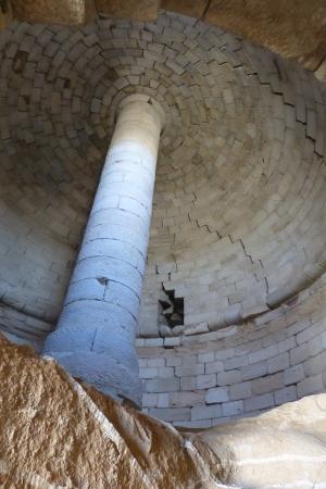 Interior del aljibe que se conserva en el interior de la torre del homenaje del castillo de Ablitas.