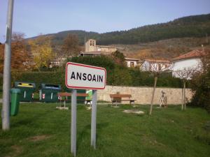 Cartel con el nombre de Ansoáin a la entrada del casco viejo