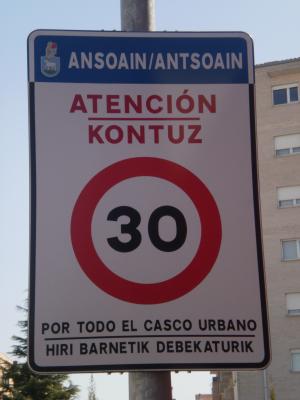 Señal que indica la velocidad máxima de 30 kilómetros por hora a la entrada del núcleo urbano de Ansoáin