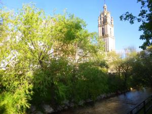 Los Arcos - Iglesia de Santa María y río Odrón