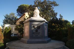 Monumento a Santa Vicenta María