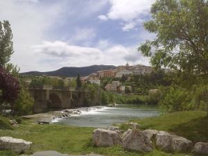 Cáseda y río Aragón desde el puente hacia Aibar