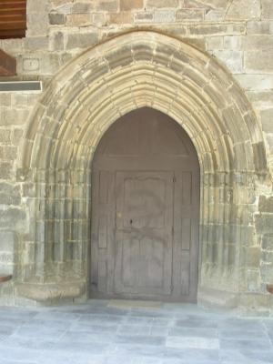 Portada gótica en la iglesia parroquial de San Román