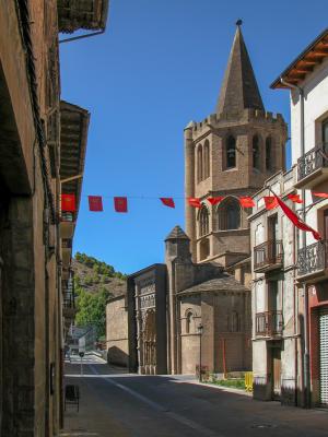 Calle e iglesia de Santa María de Sangüesa.