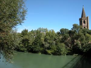 Vista del río Aragón a su paso por la ciudad de Sangüesa.